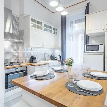 Lejlighed Buda's Classic Gem Family Friendly Spacious Budapest