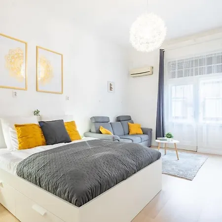 Buda's Classic Gem Family Friendly Spacious Lejlighed